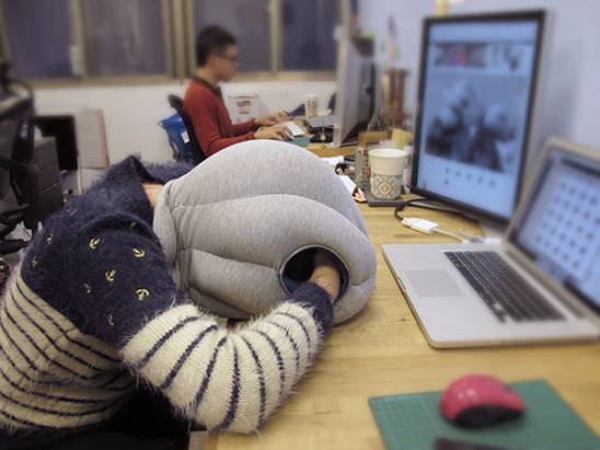 【生活玩物】走到哪睡到哪，一戴上立刻讓你大睡一場的 Ostrich Pillow 鴕鳥枕