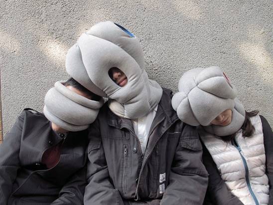 【生活玩物】走到哪睡到哪，一戴上立刻讓你大睡一場的 Ostrich Pillow 鴕鳥枕