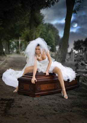 死亡與性的羈絆，波蘭棺材公司找幾乎全裸模特兒拍攝月曆引爭議