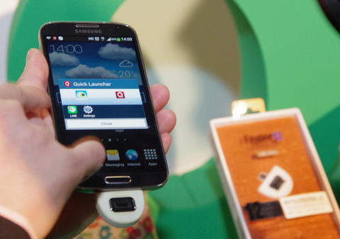 針對 Android 、 Windows 手機平板資料與 app 加密防護， FingerQ 推出多款手機殼與 Q-Key 指紋加密器