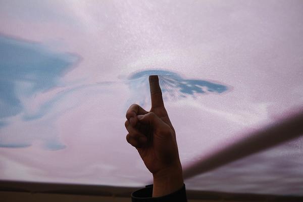 互動式投影作品《Cloud Pink》，模擬衝破天際的爽感
