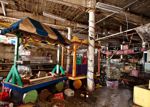 詭異中帶點悲傷的廢棄玩具工廠攝影集