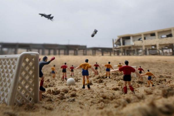 透過玩具，拍製出戰區孩子們對戰爭的描繪