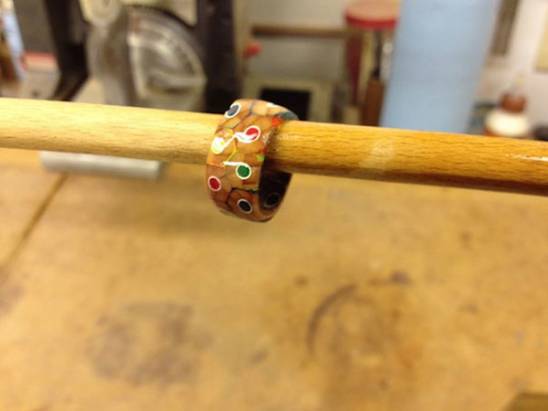 【DIY OK】木頭戒指自己做，彩色鉛筆超繽紛～