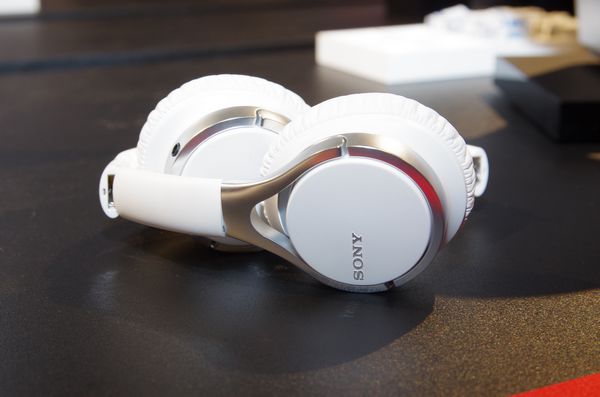 Sony 發表強調輕量好收納的 MDR-10 耳機， MDR-1 MK2 順勢小改款