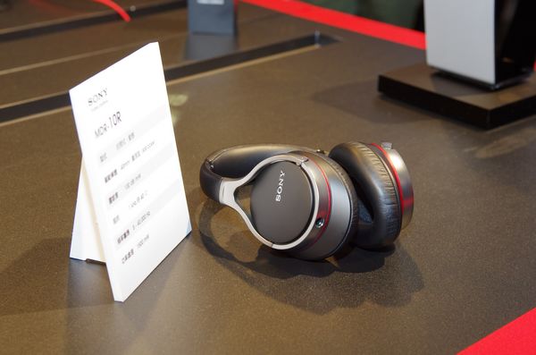 Sony 發表強調輕量好收納的 MDR-10 耳機， MDR-1 MK2 順勢小改款