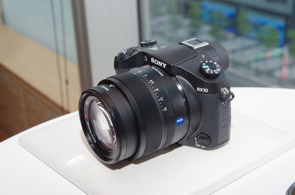 訴求實現大光圈、常用焦段濃縮於小巧機身， Sony RX 家族最新成員 RX10 發表