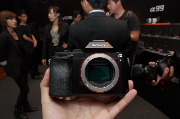 Sony A7 與 A7R 發表，主打最小、最輕可換鏡頭的高性能全片幅機身(補充短時間體驗感想)