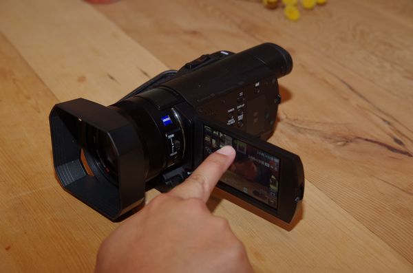 強調一手可掌握的高畫質 4K 錄影機， Sony 在台推出 Handycam FDR-AX100 (修正， 120fps 高速錄影僅為 720p )
