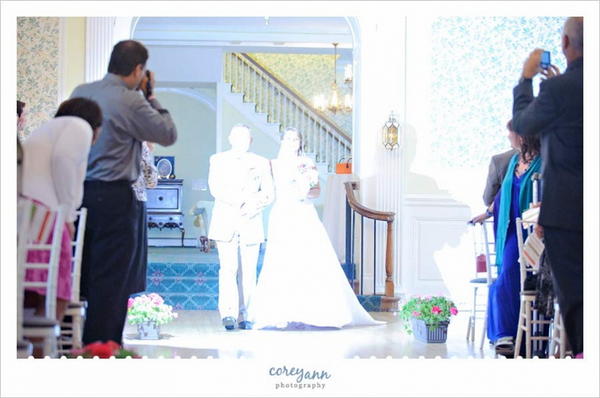 婚禮攝影讓專業的來就好，賓客們收起手上的相機，只要行注目禮、用力拍手和給予真心祝福即可