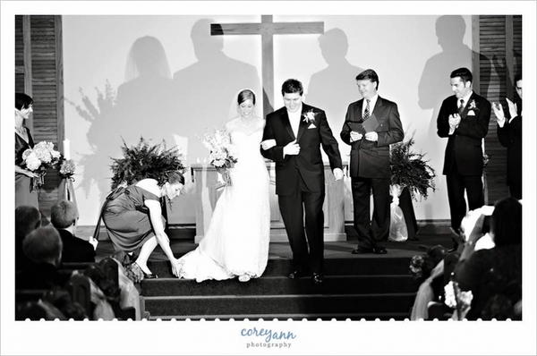 婚禮攝影讓專業的來就好，賓客們收起手上的相機，只要行注目禮、用力拍手和給予真心祝福即可