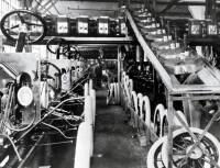 福特汽車滿一百週年了，導入流動式的生產線改變整個汽車工業