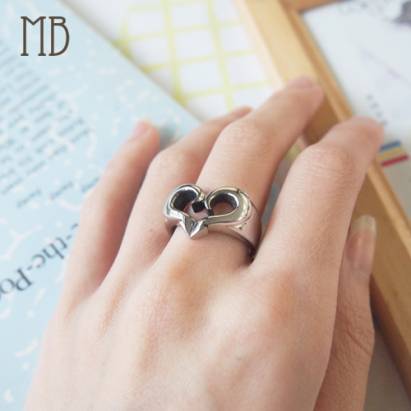 【MB流行鋼飾】精緻系列「擁抱愛心」白鋼戒指