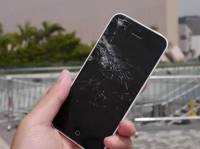 [科技新報]iPhone 5s 5c跌落測試：iPhone 5c螢幕碎裂