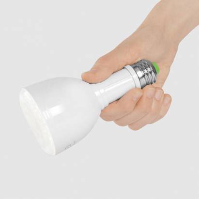 能夠拿出戶外使用，停電時更顯得價值所在的充電LED燈泡