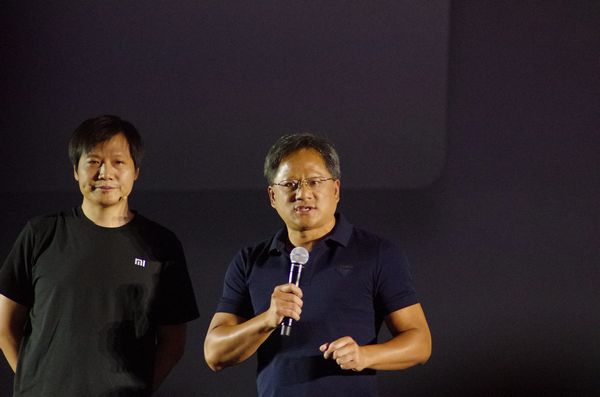 小米正式發表小米手機 3 ，針對不同基頻推出 Tegra 4 與 Snapdragon 800 雙版本