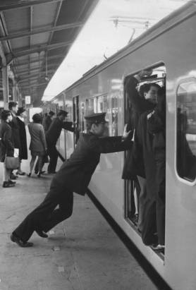 60、70年代日本火車擁擠的交通狀況