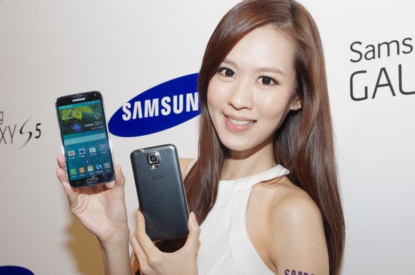 三星將於新加坡推出搭載 Snapdragon 805 的 Galaxy S5 4G+ ，但未配備韓版的 QHD 螢幕