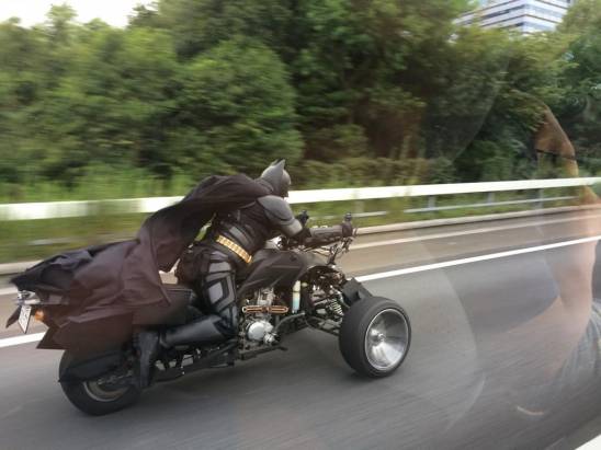 野生的蝙蝠俠乘著蝙蝠車在日本千葉高速公路奔馳！