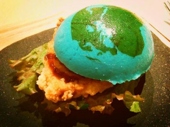 視覺上超衝擊的藍色地球漢堡