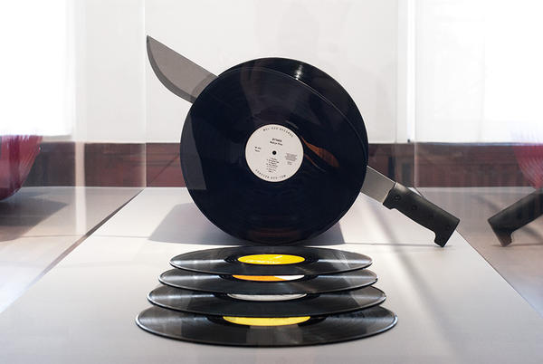 這條香腸很特別，模擬肉片的黑膠唱片