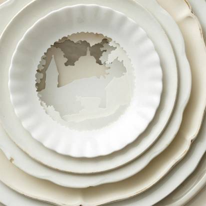 盤子疊疊樂！鏤空瓷盤創造立體風景