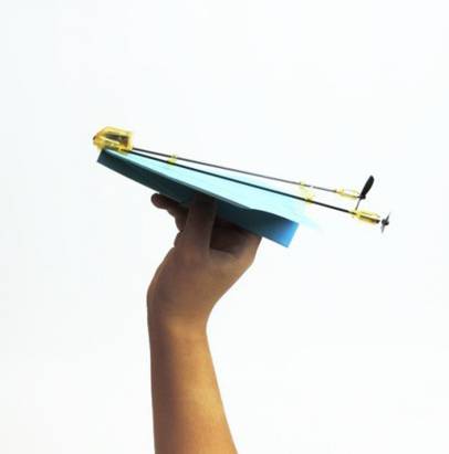 兒時玩物給合新科技！用智能手機控制 Whoopr 紙飛機