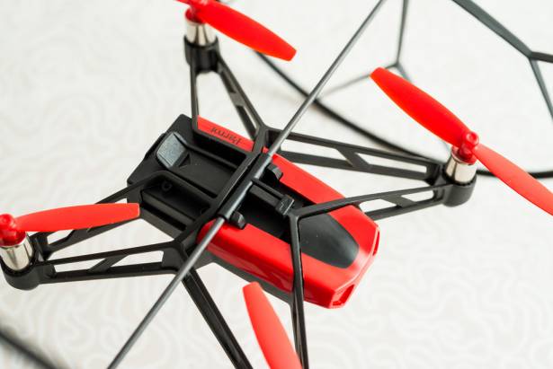 一圓你的飛行夢！超迷你 Minidrone Rolling Spider 四軸直升機動手玩～