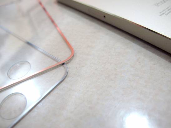 把你的手機螢幕像名畫一樣框起來，奢華濺鍍金屬邊玻璃保護貼