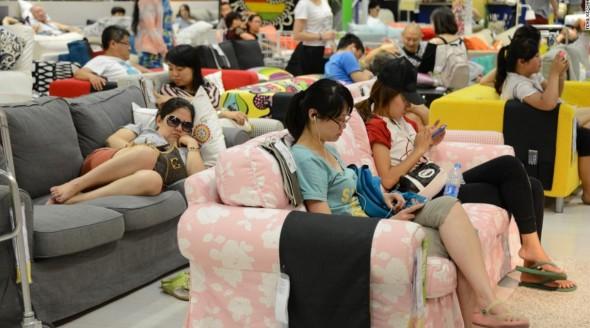 奇觀！上海市民攻佔 IKEA 吹冷氣睡覺