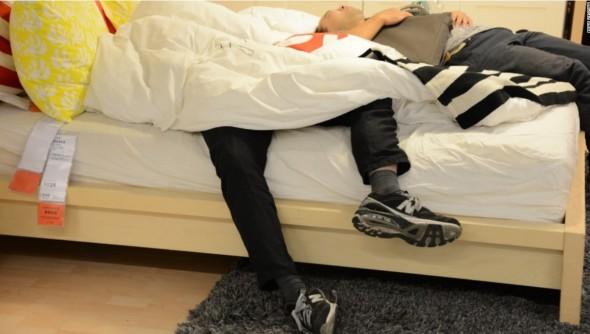 奇觀！上海市民攻佔 IKEA 吹冷氣睡覺