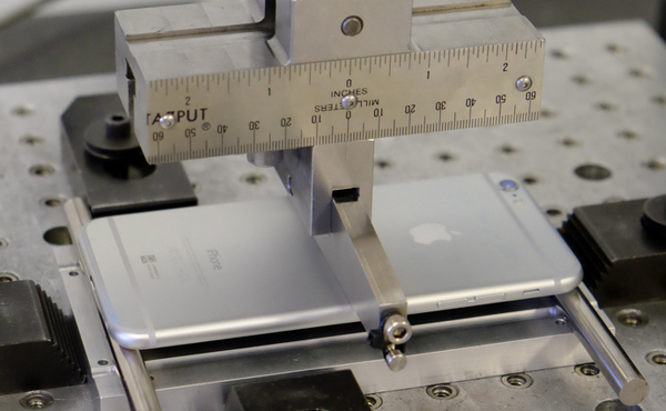 這就是 Apple 的秘密 iPhone 殘酷測試實驗室 [圖庫]