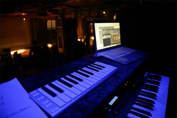 MIDI 音樂鍵盤 Xkey 登上妮可醬樂團舞台，結合科技時事成為最新創作素材