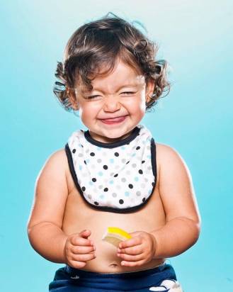 拍攝第一次吃檸檬的小孩，可以看得到不同有趣的反應