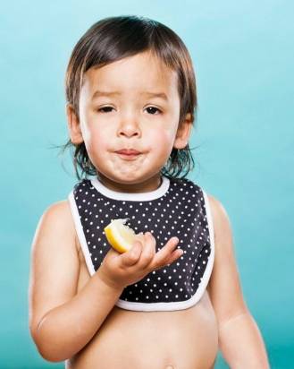 拍攝第一次吃檸檬的小孩，可以看得到不同有趣的反應