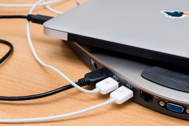 MacBook 真糟，USB 居然只有兩個！j5create JUD480 USB 3.0 迴力鏢筆電擴充基座讓你 USB 更多，還能外接螢幕喔！