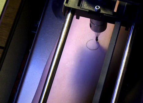 把手伸進3D列印機裡玩刺青！結合 3D 列印的刺青機 Tatoué