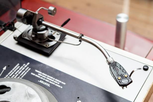 [音響研究室] 文青的最愛，更是音響世界的極致工藝！但 ... 黑膠唱片究竟是怎麼發出聲音的呢？