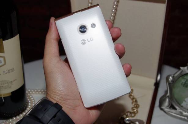 摺疊手機愛好者的新選擇， LG 在台推出 Wine Smart 4G 智慧型摺疊機