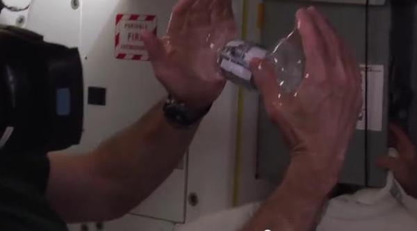 太空人把GoPro放在水球裡自拍…