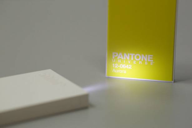 「簡．直．好．看」PANTONE UNIVERSE 純色行動電源