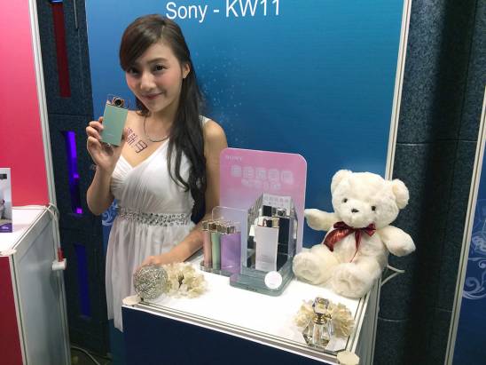 「2014 資訊月」實際把玩 Sony 香水自拍機 KW11，感覺頗有機會成為新一代自拍神器