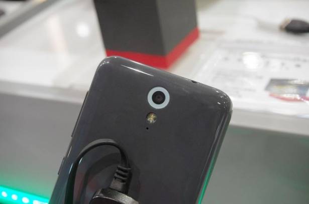 HTC 平價 4G 機種 Desire 620 Dual SIM 資訊月會場搶先看