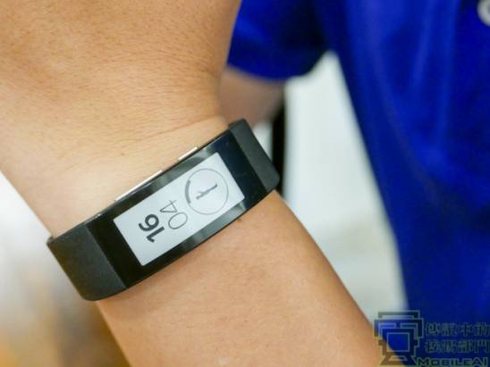 電子紙、通話功能加持智慧型手環再升級 Sony SmartBand Talk SWR30