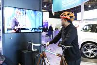 CES 2015 ； Ericsson 與 Volvo 打造安全交通互連技術，展出自行車頭盔與汽車溝