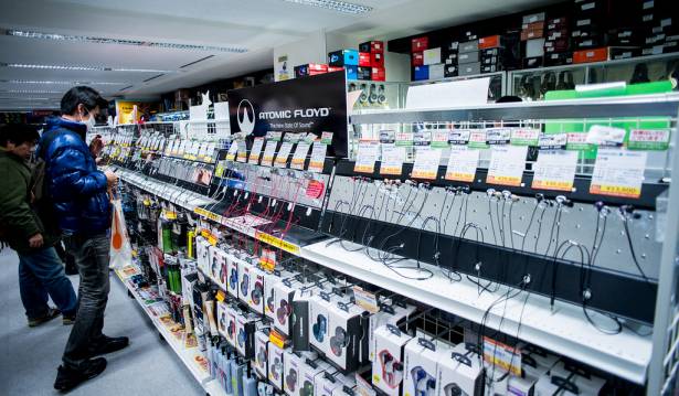 [音響研究室] 十萬耳機任你玩？耳機迷一生一定要去朝聖一次的日本「eイヤホン」耳機店一日遊記！