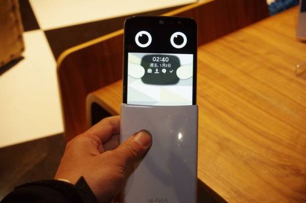 超可愛互動設計， LG 在台發表針對年輕族群的 AKA 個性化手機