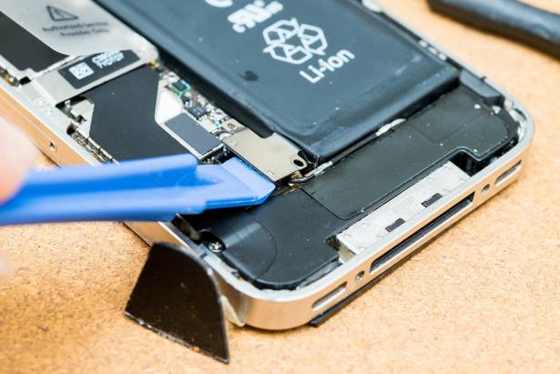 [蘋果急診室] 媽媽的 iPhone 4S 壞了？網路買零件自己換，輕鬆換新再戰三年！