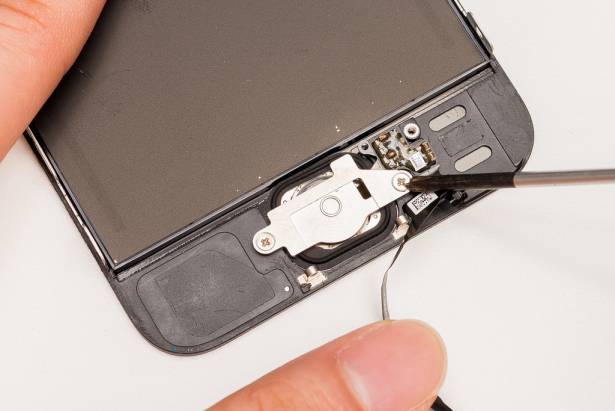 [蘋果急診室] 爸爸的 iPhone 5S 也壞了？維修起來比 4S 更簡單呢～