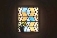 彩色玻璃窗花同時也是能供給電力的太陽能板